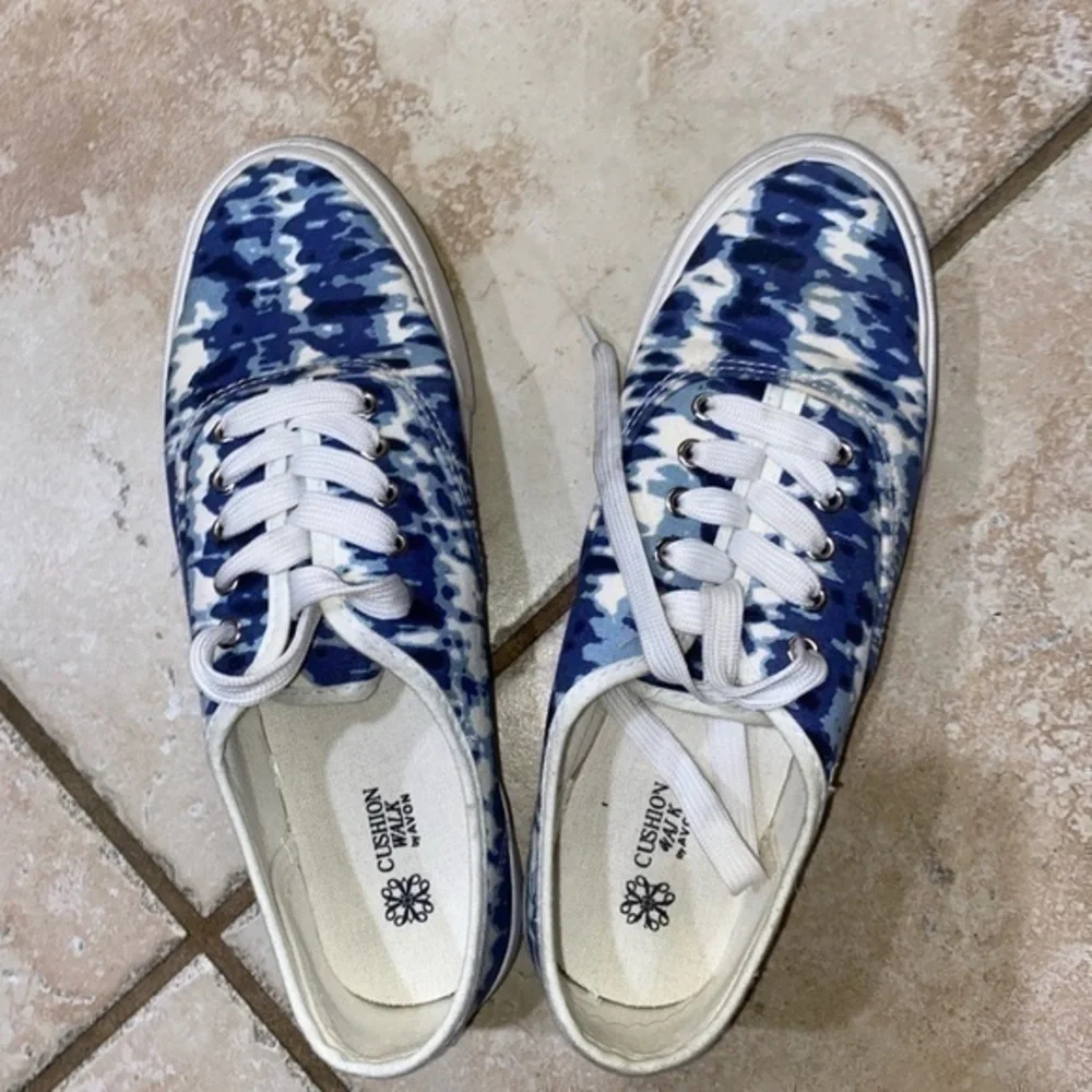 WOMENS 8 AVON BLUE/WHITE TIE DYE SNEAKERS❗️